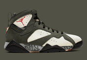 Air Jordan 7 Retro Patta Icicle AT3375-100 en nubuck vert clair avec accents rouges, détails Team Patta et semelle multicolore vue de profil. 