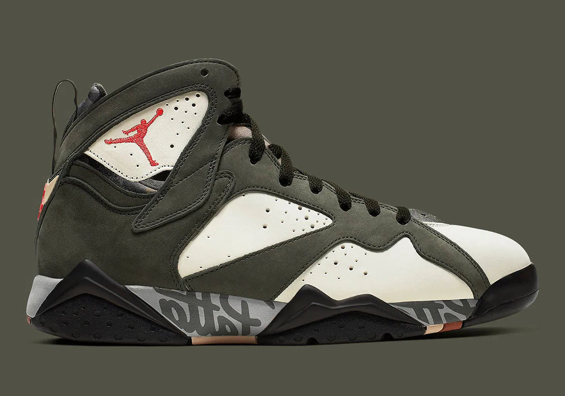 Air Jordan 7 Retro Patta Icicle AT3375-100 en nubuck vert clair avec accents rouges, détails Team Patta et semelle multicolore vue de profil. 