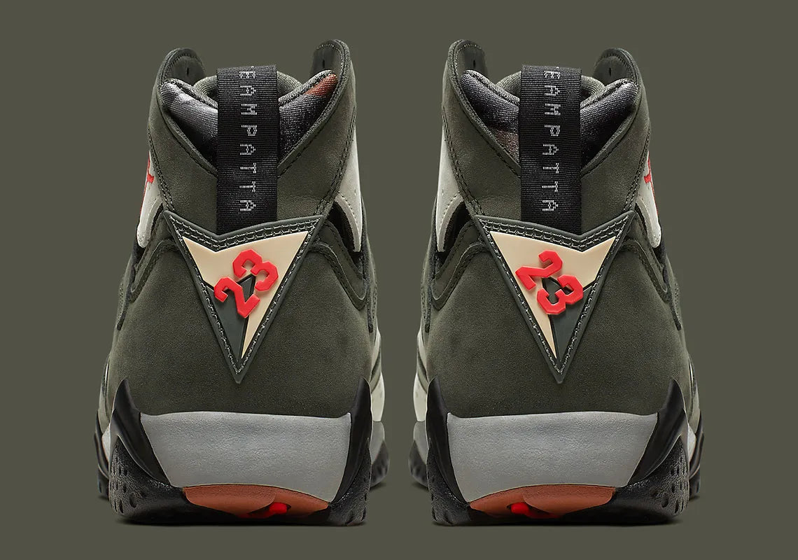 Air Jordan 7 Retro Patta Icicle AT3375-100 en nubuck vert clair avec accents rouges, détails Team Patta et semelle multicolore vue de derrière. 