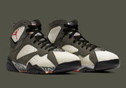 Air Jordan 7 Retro Patta Icicle AT3375-100 en nubuck vert clair avec accents rouges, détails Team Patta et semelle multicolore vue de 3/4 face. 