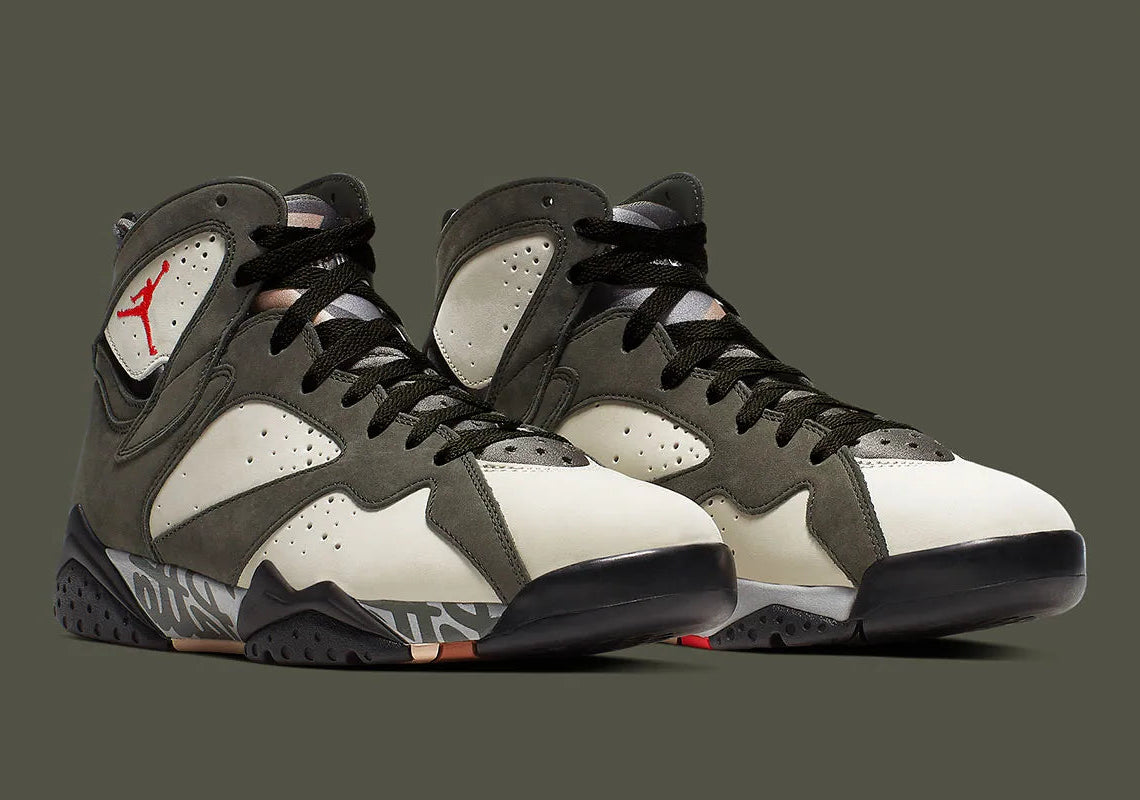 Air Jordan 7 Retro Patta Icicle AT3375-100 en nubuck vert clair avec accents rouges, détails Team Patta et semelle multicolore vue de 3/4 face. 