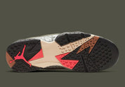 Air Jordan 7 Retro Patta Icicle AT3375-100 en nubuck vert clair avec accents rouges, détails Team Patta et semelle multicolore vue de dessous. 