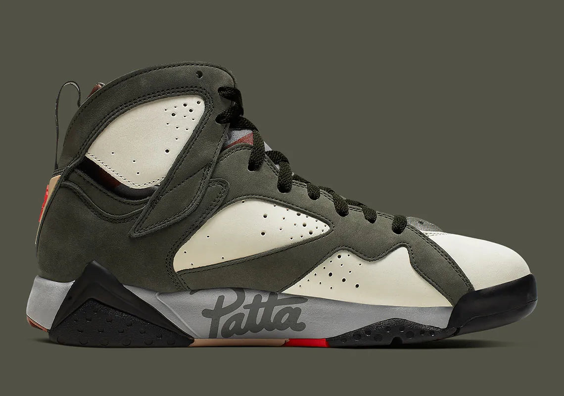 Air Jordan 7 Retro Patta Icicle AT3375-100 en nubuck vert clair avec accents rouges, détails Team Patta et semelle multicolore vue de profil intérieur. 