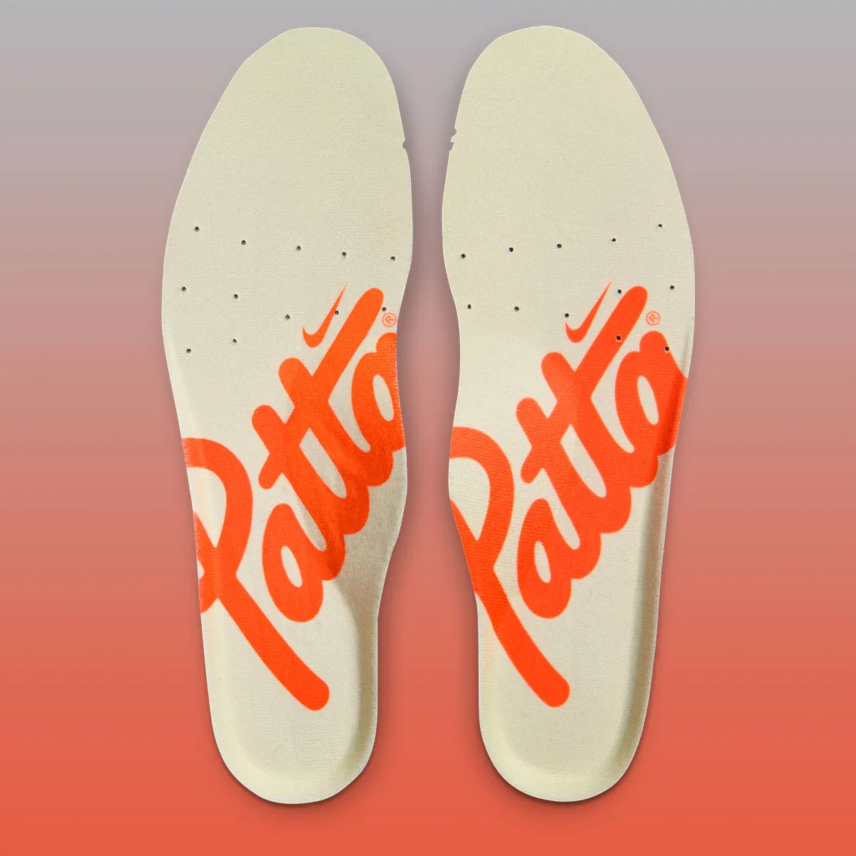 Sneakers Nike Air Max 1 Patta Waves Hyper Crimson Pure Platinum en mesh gris et cuir avec garde-boue ondulé orange et unité Air visible.
