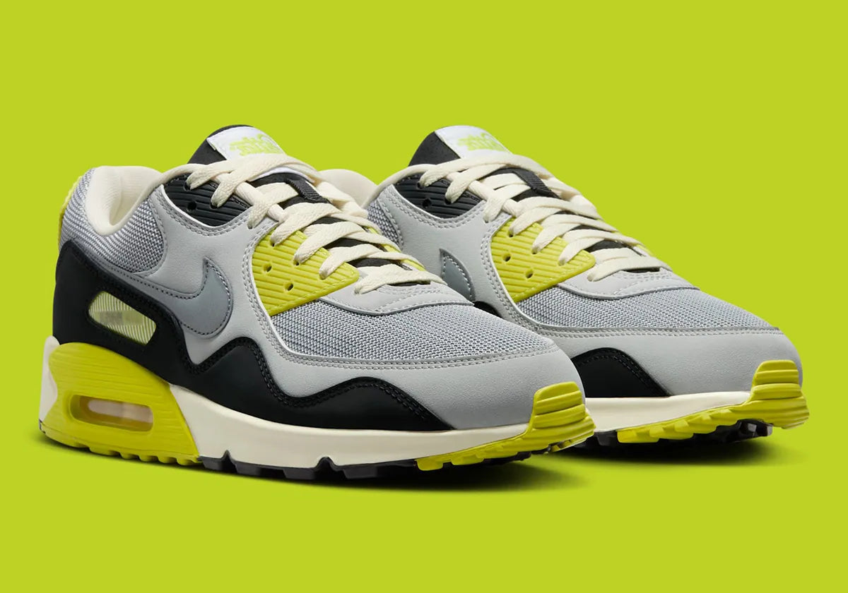  Chaussure de rue air max 90 patta jaune noir , grise , semelle confortable , vue de 3/4 