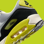  Chaussure de rue air max 90 patta jaune noir , grise , semelle confortable , vue de coté