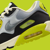  Chaussure de rue air max 90 patta jaune noir , grise , semelle confortable , vue de coté