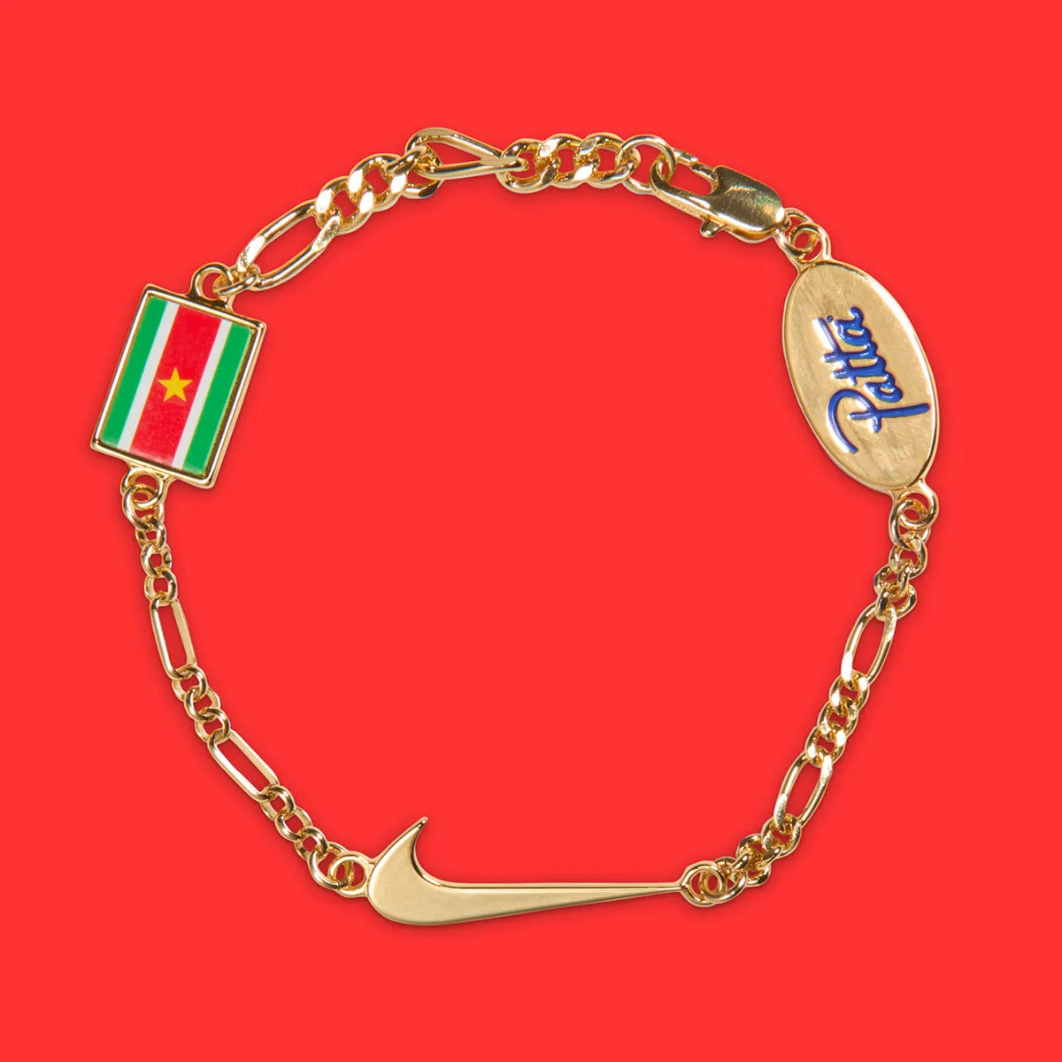 Bracelet inclus dans la boite de la Sneakers Nike Air Max 1 Patta Waves White Hyper Crimson en mesh blanc avec mudguard ondulé orange et unité Air visible.