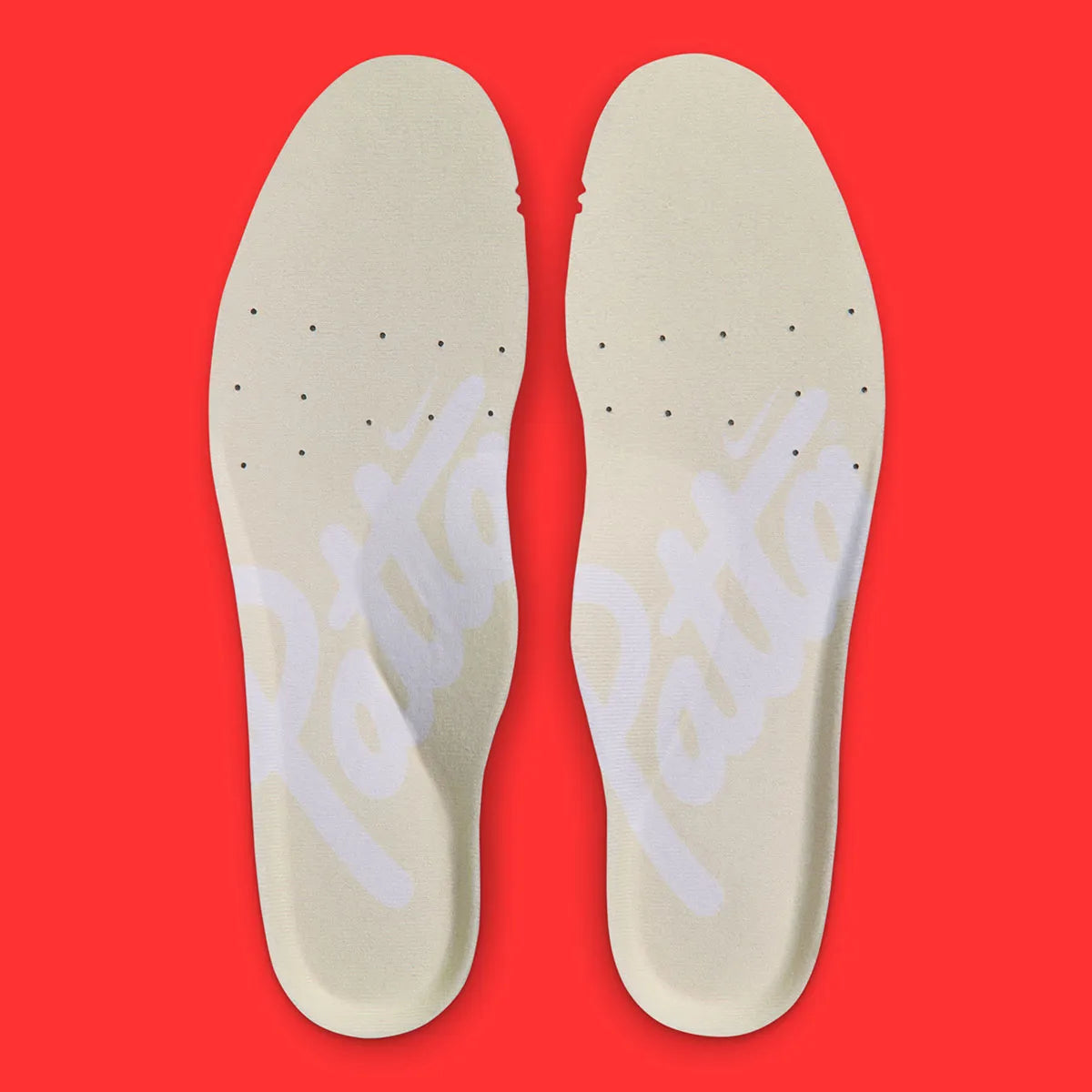 Semelles de la Sneakers Nike Air Max 1 Patta Waves White Hyper Crimson en mesh blanc avec mudguard ondulé orange et unité Air visible.