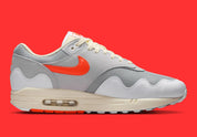 Sneakers Nike Air Max 1 Patta Waves White Hyper Crimson en mesh blanc avec mudguard ondulé orange et unité Air visible vue de profil intérieur. 