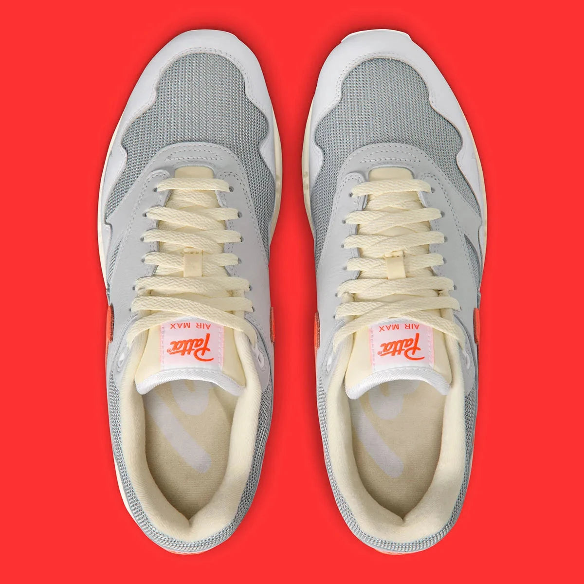 Sneakers Nike Air Max 1 Patta Waves White Hyper Crimson en mesh blanc avec mudguard ondulé orange et unité Air visible vue du dessus. 