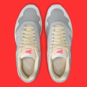 Sneakers Nike Air Max 1 Patta Waves White Hyper Crimson en mesh blanc avec mudguard ondulé orange et unité Air visible vue du dessus. 