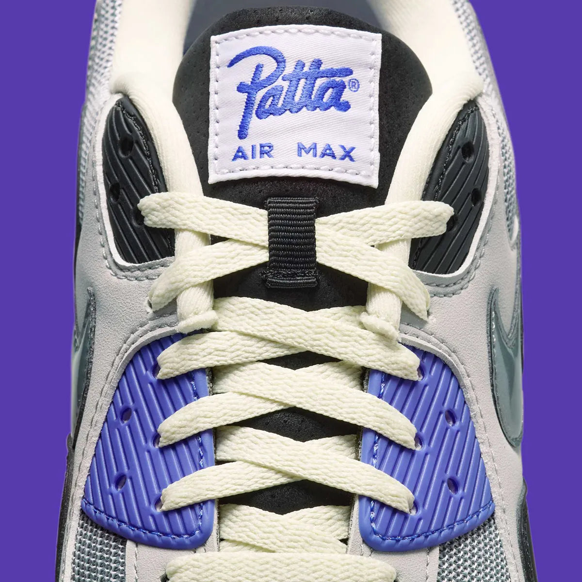 chaussure de rue air max 90 patta bleu , noir , gris , semelle confortable , vu de face