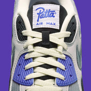 chaussure de rue air max 90 patta bleu , noir , gris , semelle confortable , vu de face