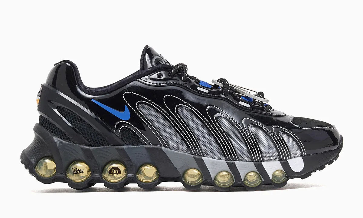 Image de la Nike Air Max Dn8 Patta Black Metallic Silver, sneaker noire avec détails Metallic Silver, finitions Patta et unité Air Dn8 réactive, vue de face