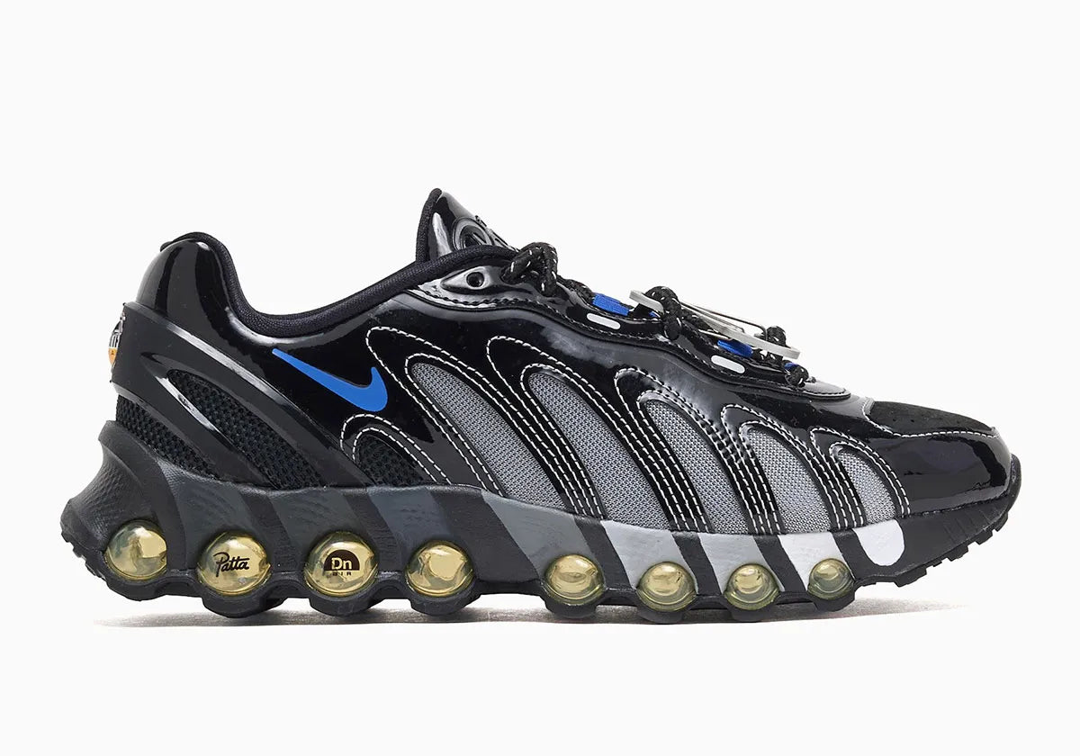 Image de la Nike Air Max Dn8 Patta Black Metallic Silver, sneaker noire avec détails Metallic Silver, finitions Patta et unité Air Dn8 réactive, vue de face