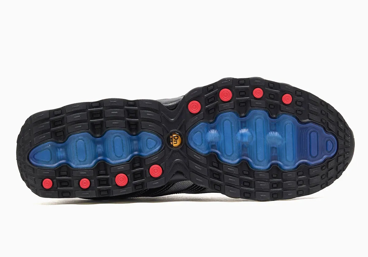 Image de la Nike Air Max Dn8 Patta Black Metallic Silver, sneaker noire avec détails Metallic Silver, finitions Patta et unité Air Dn8 réactive, vue de la semelle