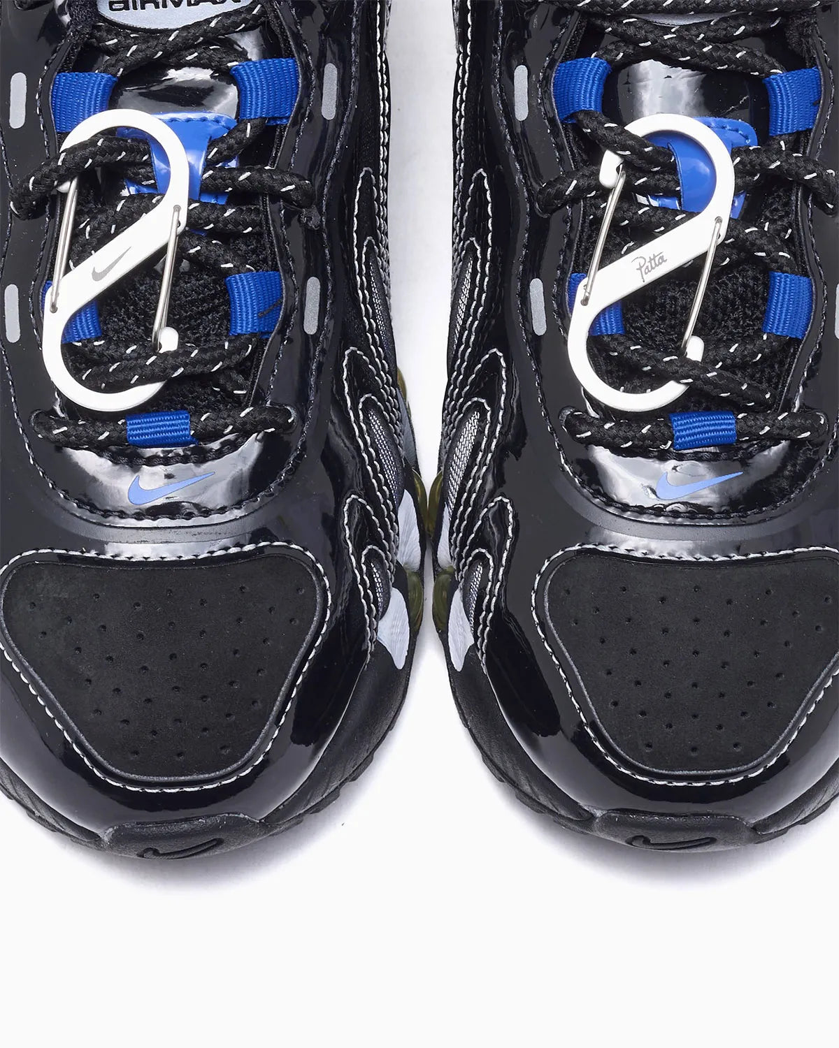 Image de la Nike Air Max Dn8 Patta Black Metallic Silver, sneaker noire avec détails Metallic Silver, finitions Patta et unité Air Dn8 réactive, vue de haut avant