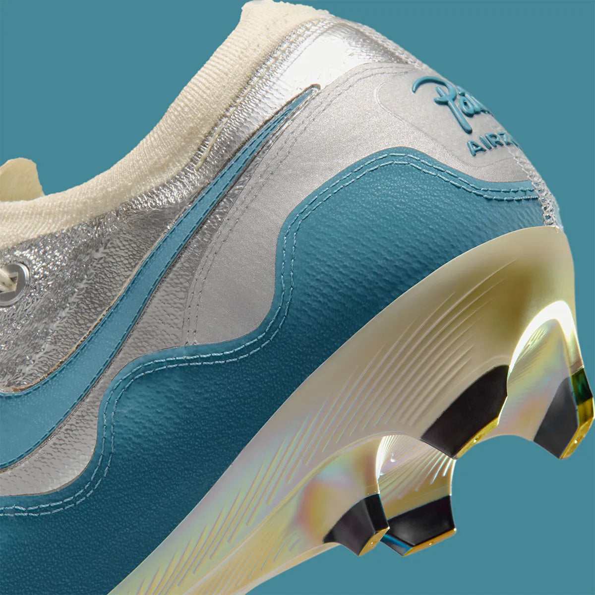 Nike Mercurial Vapor 16 Elite Patta Chrome White Noise Aqua avec tige en Flyknit, technologie Gripknit, finition Chrome, blanc et Noise Aqua, plaque Air Zoom et semelle FG pour terrains en gazon naturel.