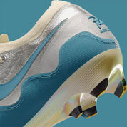 Nike Mercurial Vapor 16 Elite Patta Chrome White Noise Aqua avec tige en Flyknit, technologie Gripknit, finition Chrome, blanc et Noise Aqua, plaque Air Zoom et semelle FG pour terrains en gazon naturel.