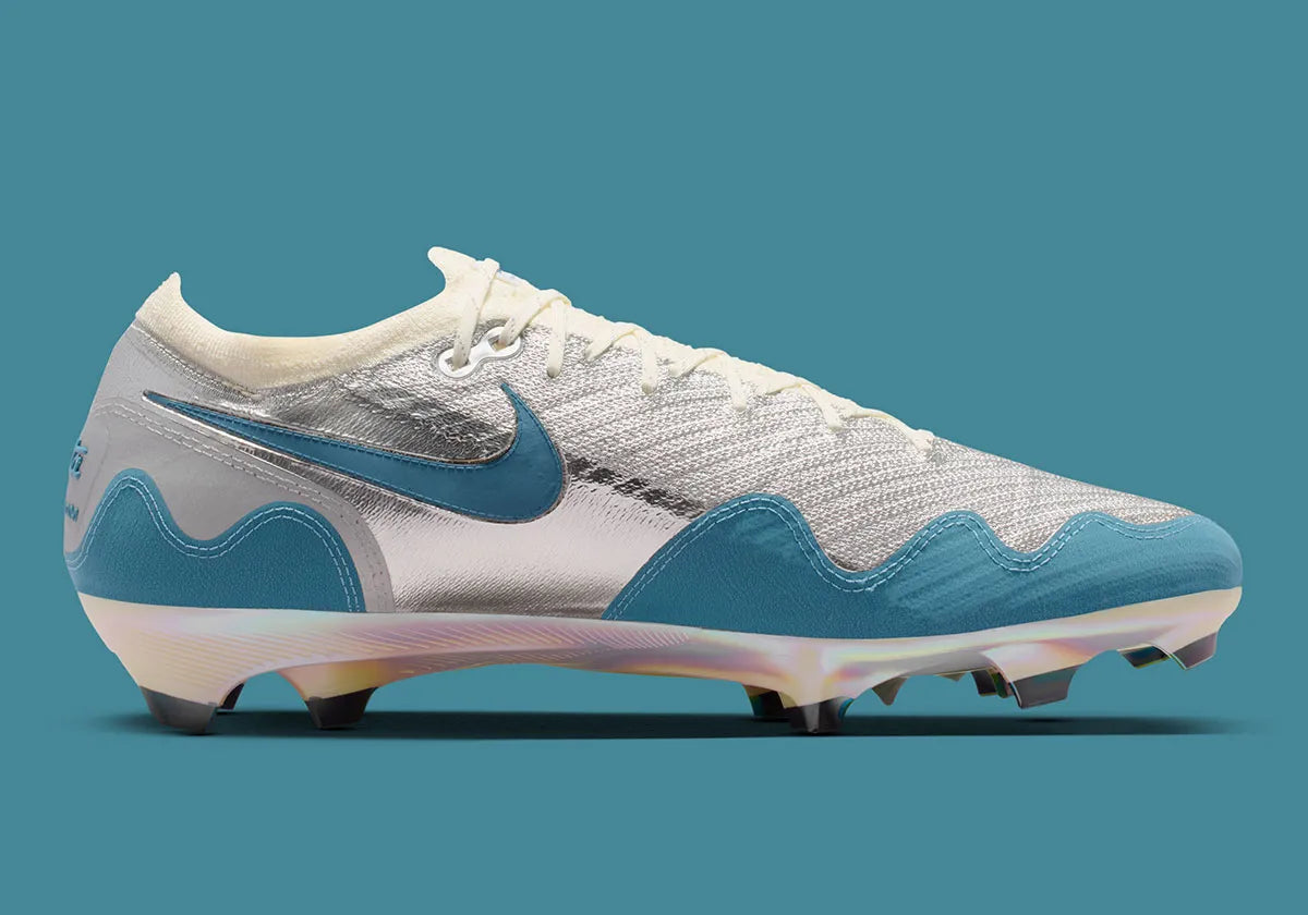 Nike Mercurial Vapor 16 Elite Patta Chrome White Noise Aqua avec tige en Flyknit, technologie Gripknit, finition Chrome, blanc et Noise Aqua, plaque Air Zoom et semelle FG pour terrains en gazon naturel.