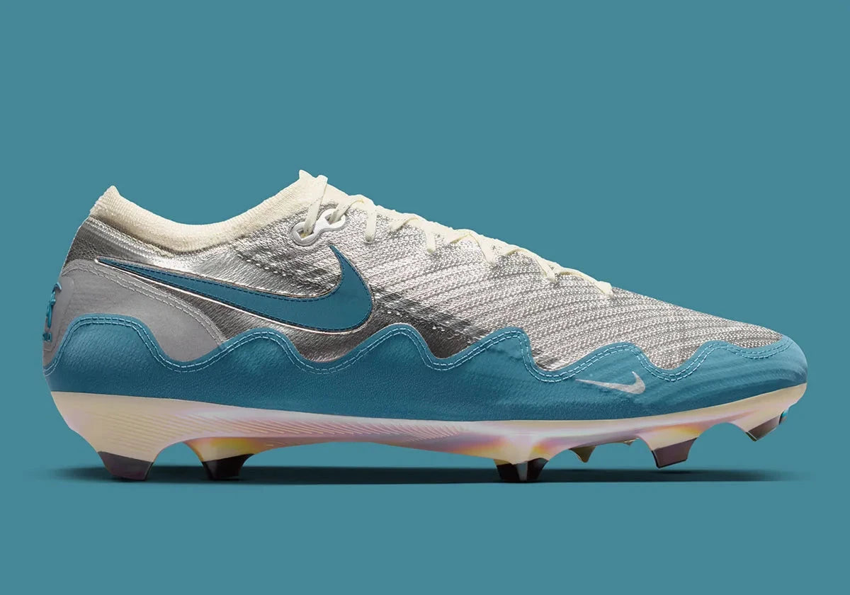 Nike Mercurial Vapor 16 Elite Patta Chrome White Noise Aqua avec tige en Flyknit, technologie Gripknit, finition Chrome, blanc et Noise Aqua, plaque Air Zoom et semelle FG pour terrains en gazon naturel.