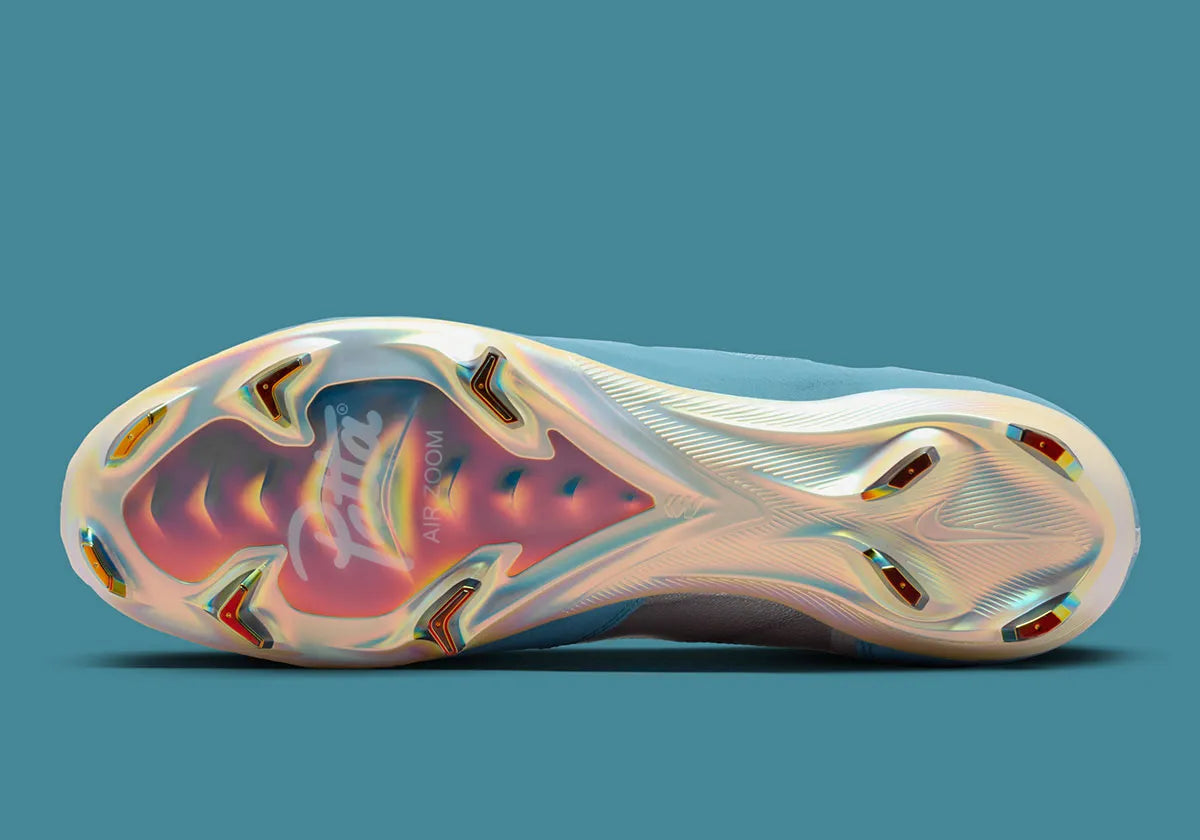 Nike Mercurial Vapor 16 Elite Patta Chrome White Noise Aqua avec tige en Flyknit, technologie Gripknit, finition Chrome, blanc et Noise Aqua, plaque Air Zoom et semelle FG pour terrains en gazon naturel.