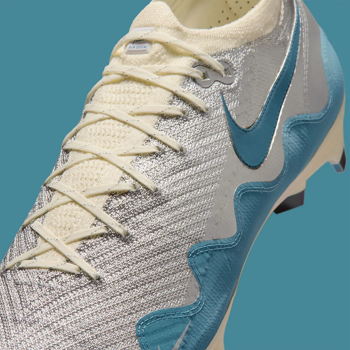 Nike Mercurial Vapor 16 Elite Patta Chrome White Noise Aqua avec tige en Flyknit, technologie Gripknit, finition Chrome, blanc et Noise Aqua, plaque Air Zoom et semelle FG pour terrains en gazon naturel.