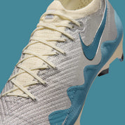 Nike Mercurial Vapor 16 Elite Patta Chrome White Noise Aqua avec tige en Flyknit, technologie Gripknit, finition Chrome, blanc et Noise Aqua, plaque Air Zoom et semelle FG pour terrains en gazon naturel.