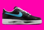 Nike Air Force 1 Low G-Dragon Peaceminusone Para-Noise 3.0 en cuir noir avec peinture craquelée révélant artwork coloré et semelle Air. vue de profil intérieur