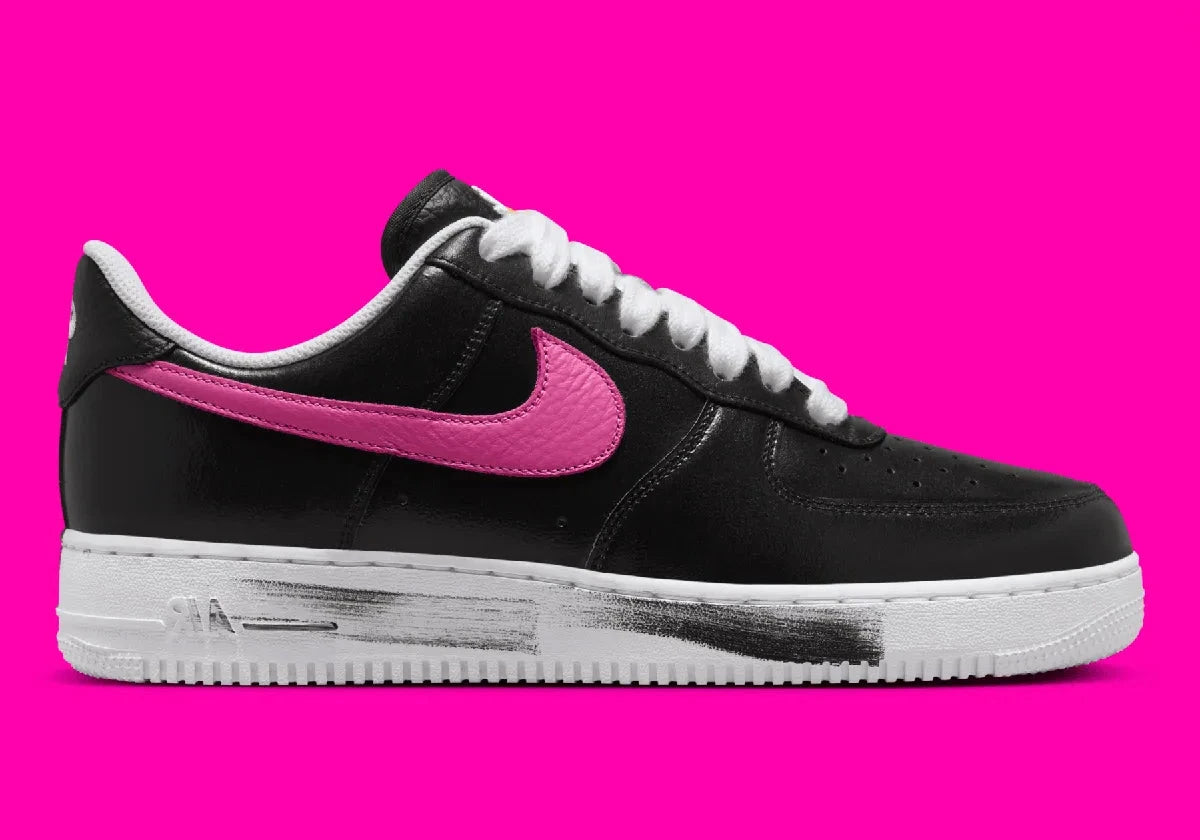 Nike Air Force 1 Low G-Dragon Peaceminusone Para-Noise 3.0 en cuir noir avec peinture craquelée révélant artwork coloré et semelle Air. vue de profil