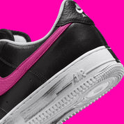 Nike Air Force 1 Low G-Dragon Peaceminusone Para-Noise 3.0 en cuir noir avec peinture craquelée révélant artwork coloré et semelle Air. zoom arrière de la chaussure