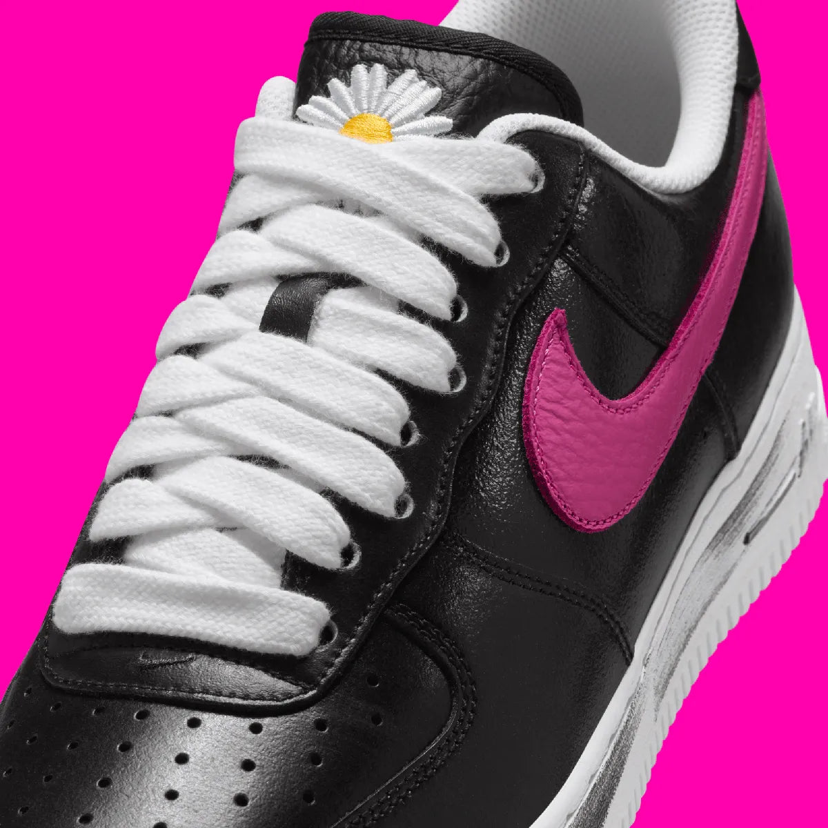 Nike Air Force 1 Low G-Dragon Peaceminusone Para-Noise 3.0 en cuir noir avec peinture craquelée révélant artwork coloré et semelle Air. zoom avant de la chaussure