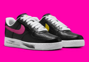 Nike Air Force 1 Low G-Dragon Peaceminusone Para-Noise 3.0 en cuir noir avec peinture craquelée révélant artwork coloré et semelle Air. vue de 3/4