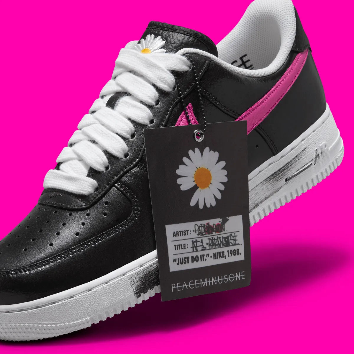 Nike Air Force 1 Low G-Dragon Peaceminusone Para-Noise 3.0 en cuir noir avec peinture craquelée révélant artwork coloré et semelle Air. zoom étiquette