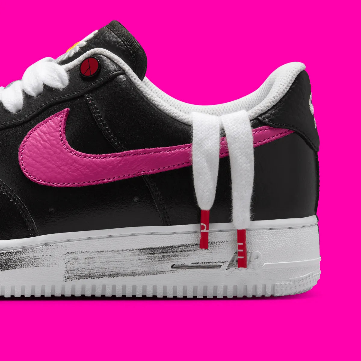 Nike Air Force 1 Low G-Dragon Peaceminusone Para-Noise 3.0 en cuir noir avec peinture craquelée révélant artwork coloré et semelle Air. zoom lacets
