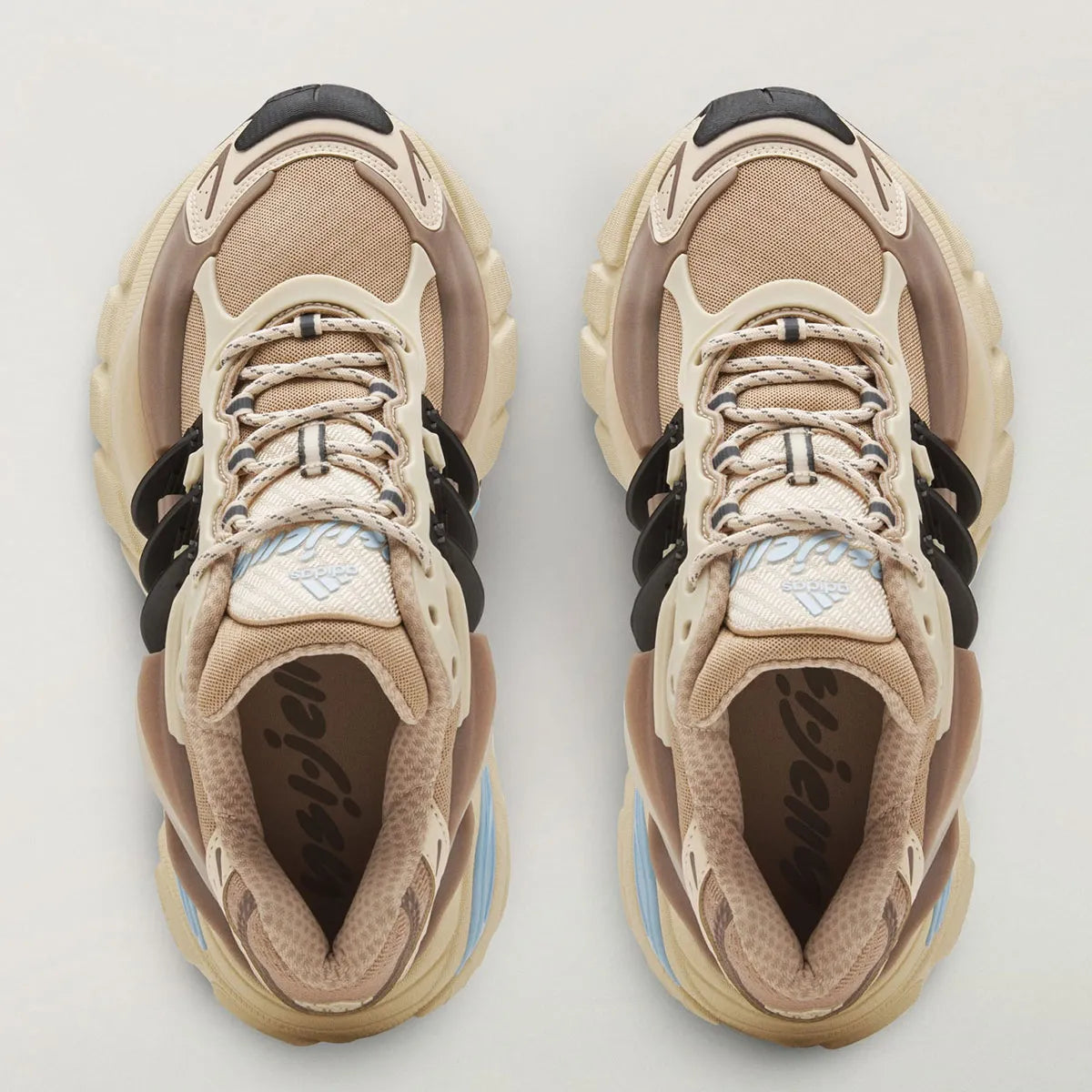 Adidas Adistar Jellyfish Pharrell Williams Crystal Sand beige et marron avec tige en mesh, cage TPU sculptée et semelle Adiprene massive.