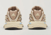 Adidas Adistar Jellyfish Pharrell Williams Crystal Sand beige et marron avec tige en mesh, cage TPU sculptée et semelle Adiprene massive.