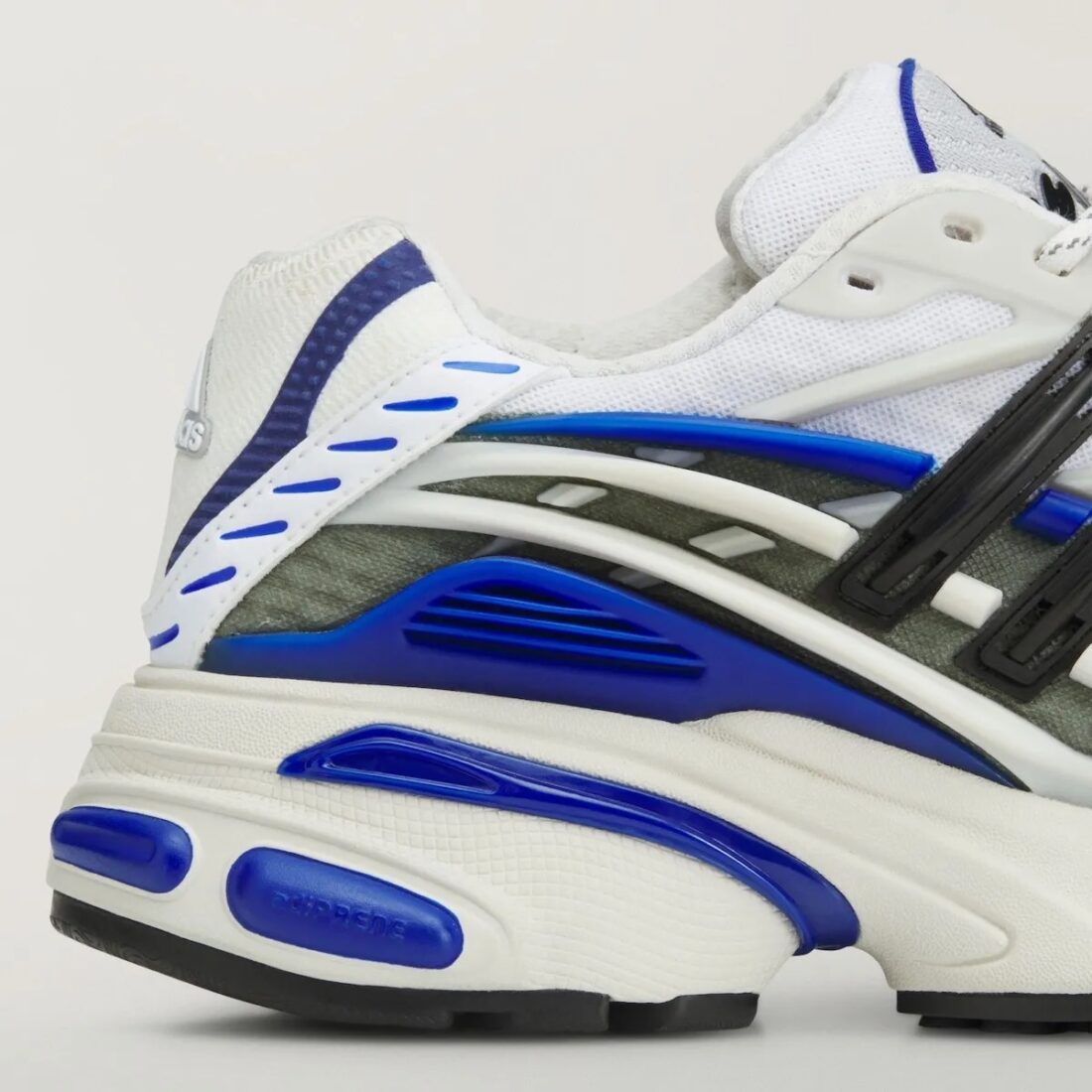 Vue zoomée sur les détails arrières de la sneakers adidas Adistar Jellyfish Pharrell Williams Royal Blue en matériaux techniques premium avec design sculptural futuriste et semelle amortissante