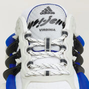 Vue zoomée sur les détails de la languette de la sneakers adidas Adistar Jellyfish Pharrell Williams Royal Blue en matériaux techniques premium avec design sculptural futuriste et semelle amortissante