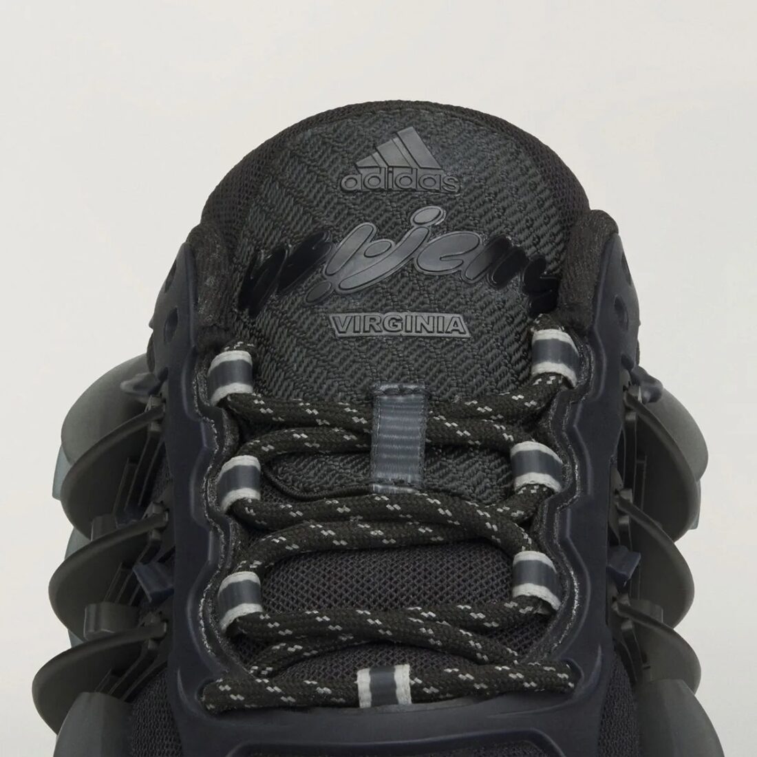 Sneakers adidas Adistar Jellyfish Pharrell Williams Triple Black avec mesh respirant et amorti Adistar réactif premium
