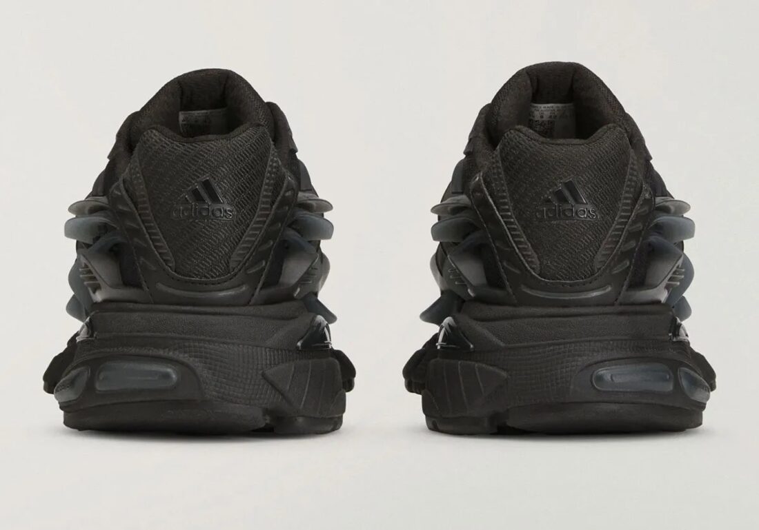 Sneakers adidas Adistar Jellyfish Pharrell Williams Triple Black avec mesh respirant et amorti Adistar réactif premium
