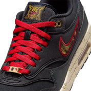 Nike Air Max 1 Pittsburgh Pirates City Connect 2026 noire et jaune en mesh et suède avec semelle Air visible et détails baseball exclusifs. zoom avant de la chaussure