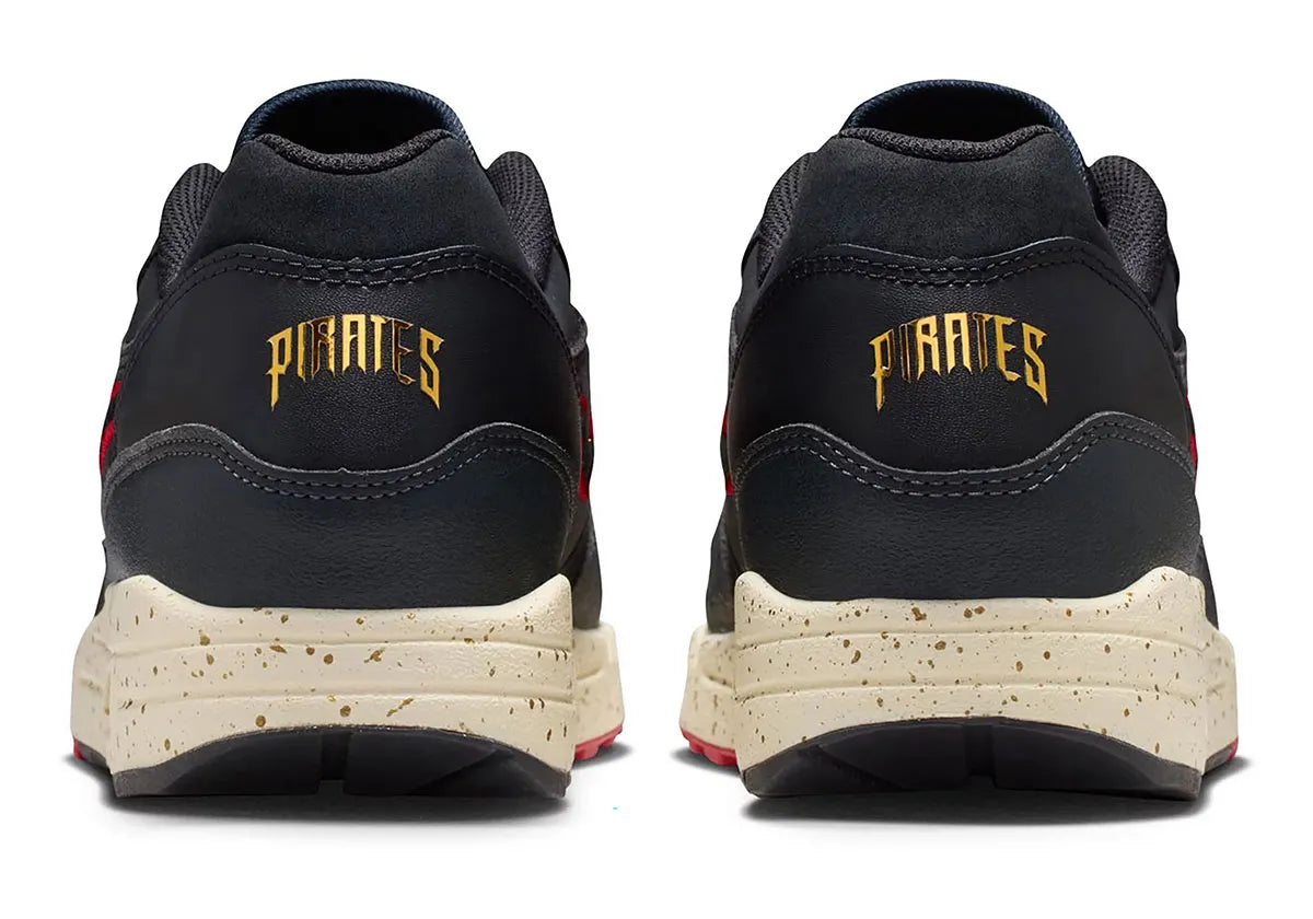 Nike Air Max 1 Pittsburgh Pirates City Connect 2026 noire et jaune en mesh et suède avec semelle Air visible et détails baseball exclusifs. vue arrière de la chaussure