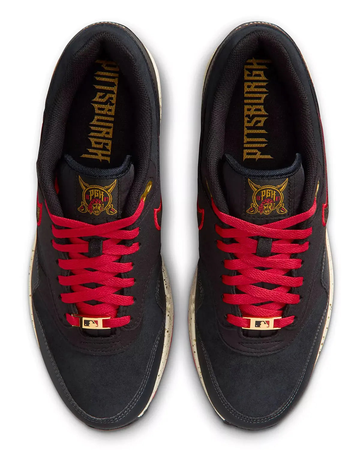 Nike Air Max 1 Pittsburgh Pirates City Connect 2026 noire et jaune en mesh et suède avec semelle Air visible et détails baseball exclusifs. vue de dessus