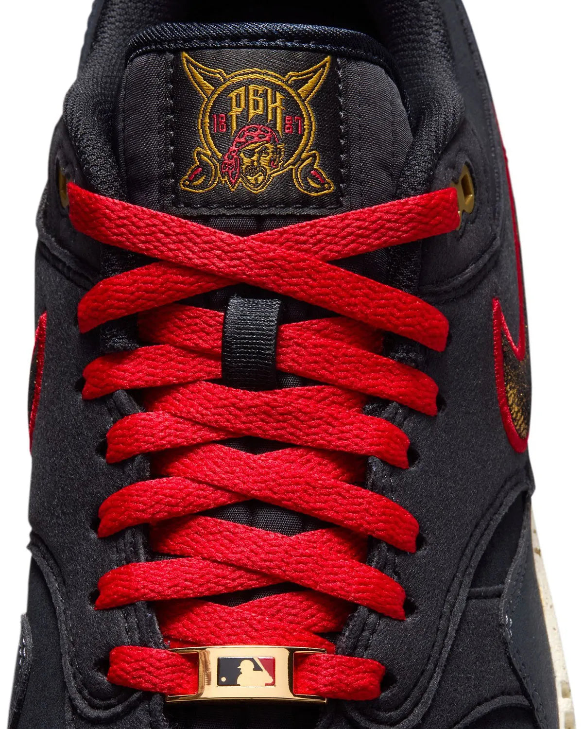 Nike Air Max 1 Pittsburgh Pirates City Connect 2026 noire et jaune en mesh et suède avec semelle Air visible et détails baseball exclusifs. zoom languette