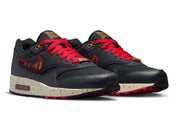 Nike Air Max 1 Pittsburgh Pirates City Connect 2026 noire et jaune en mesh et suède avec semelle Air visible et détails baseball exclusifs. vue de 3/4
