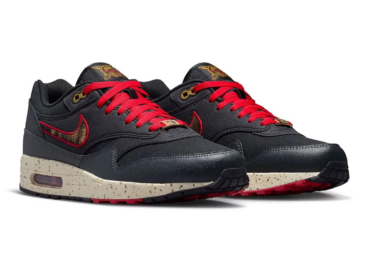 Nike Air Max 1 Pittsburgh Pirates City Connect 2026 noire et jaune en mesh et suède avec semelle Air visible et détails baseball exclusifs. vue de 3/4