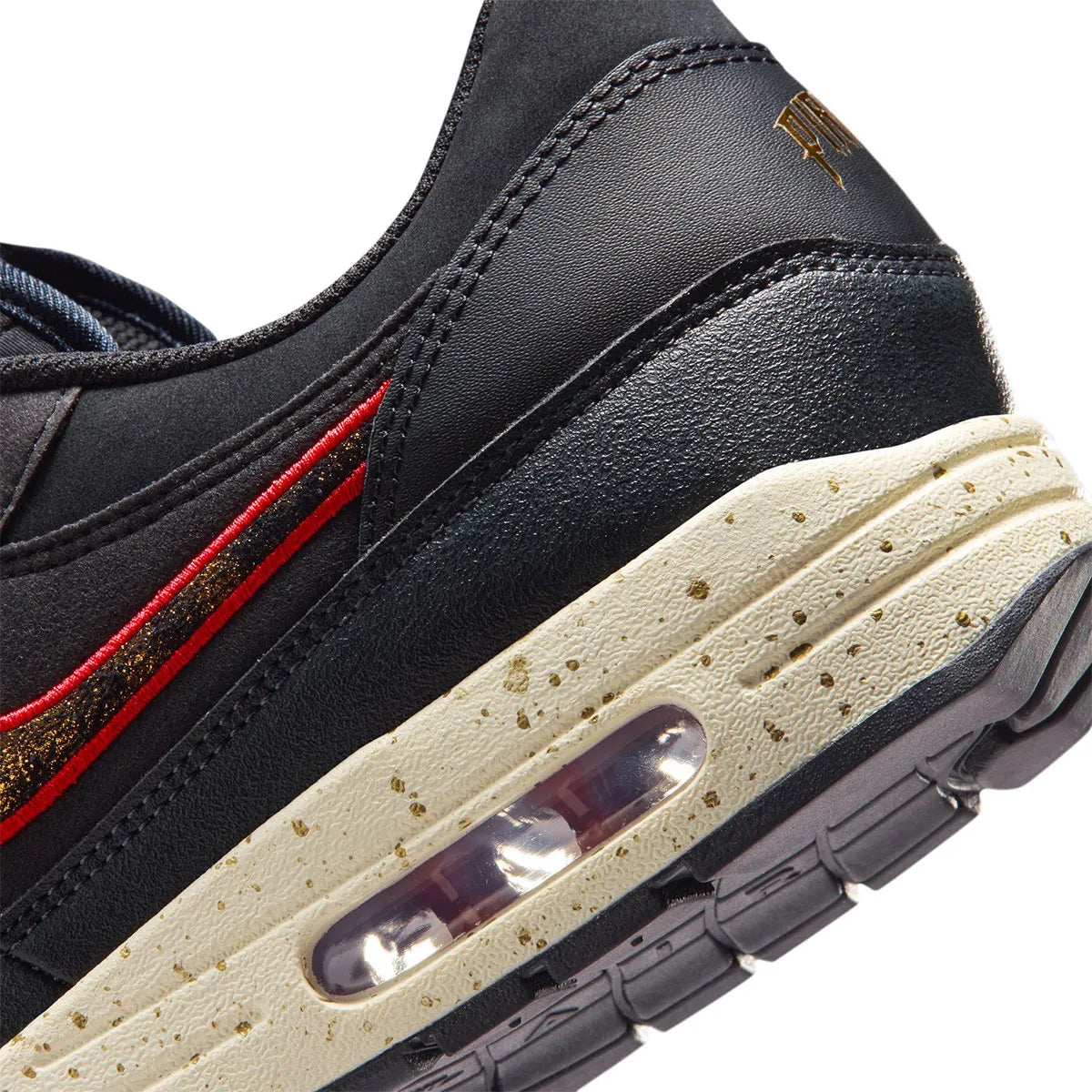 Nike Air Max 1 Pittsburgh Pirates City Connect 2026 noire et jaune en mesh et suède avec semelle Air visible et détails baseball exclusifs. zoom arrière de la chaussure