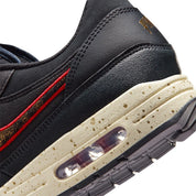 Nike Air Max 1 Pittsburgh Pirates City Connect 2026 noire et jaune en mesh et suède avec semelle Air visible et détails baseball exclusifs. zoom arrière de la chaussure